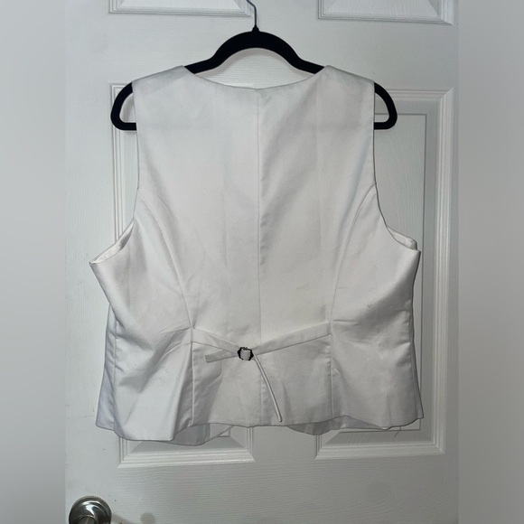 Unbranded Women's White Sleeveless Vest XL 21.5” pit to pit - Picture 3 of 3